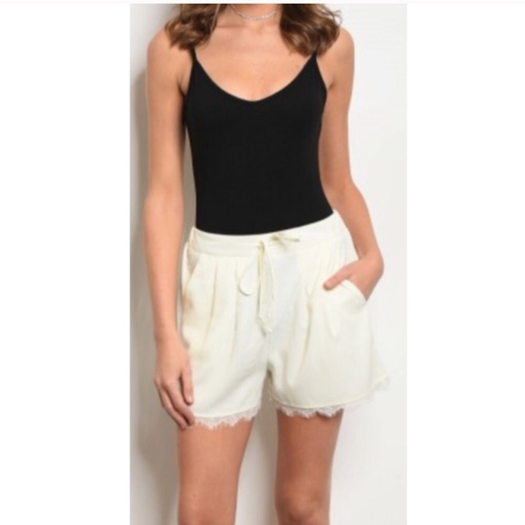 JUST IN🌞Off White Lace Trim Drawstring Short - Picture 1 of 3